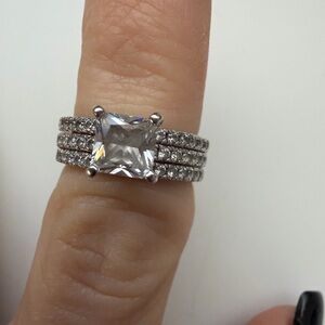 Dazzling Silver Women's Ring with Clear Stone